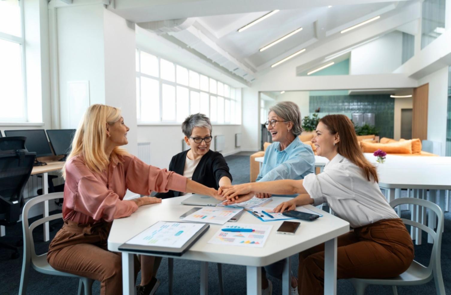 Moderne Arbeitsplätze im kironexal Office mit Finanzanalyse-Dashboards